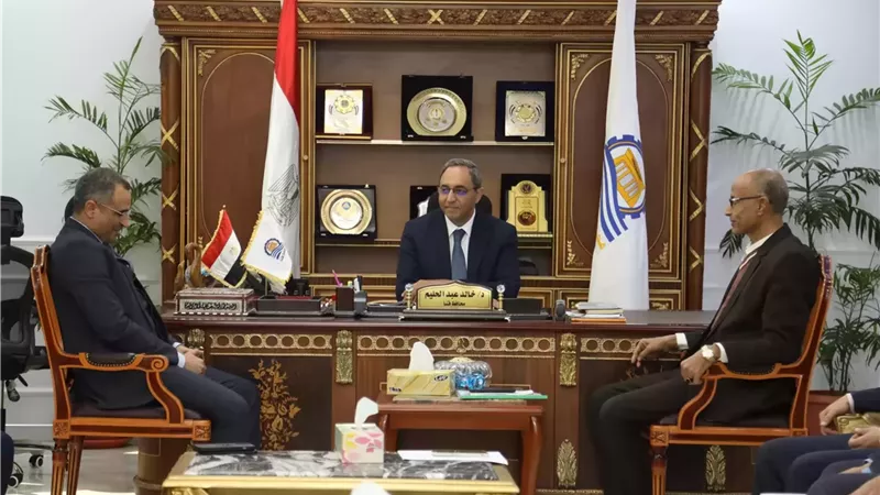 محافظ قنا يستقبل وفد وزارة المالية لبحث سبل التعاون