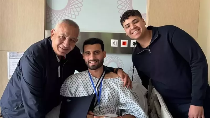 كامل أبو علي يزور نجم المصري بعد اجراءة جراحة فى الترقوة.