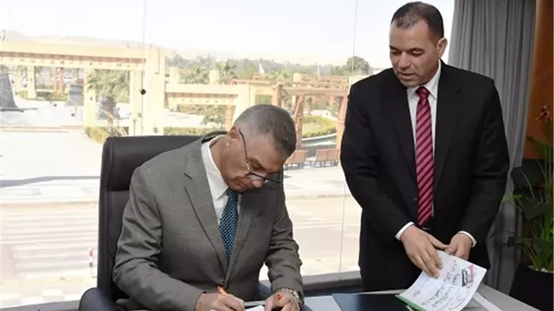 محافظ أسوان يعتمد نتيجة الفصل الدراسى الأول للشهادة الإعدادية