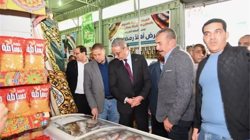 محافظ الفيوم يفتتح معرض