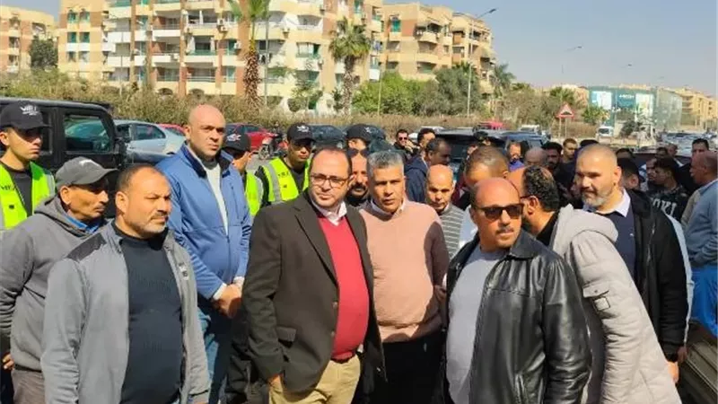 رئيس جهاز مدينة 6 أكتوبر يقود حملة مكبرة لغلق الوحدات المخالفة.. صور