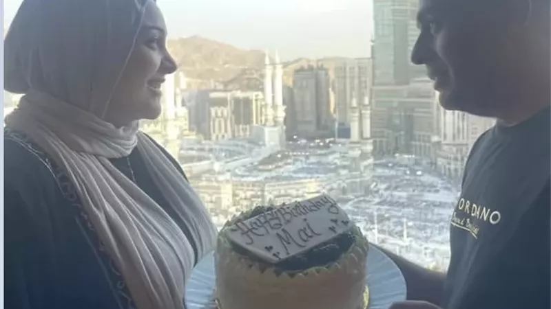 محمود عبد المغني يحتفل بعيد ميلاد زوجته فى مكة