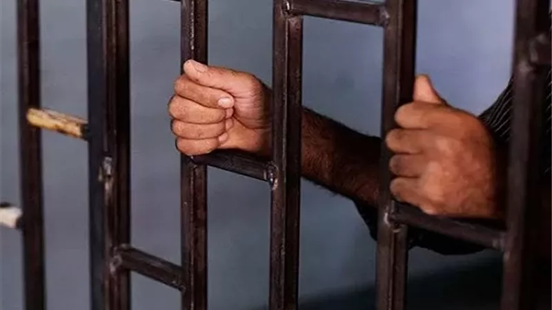 نيابة الخصوص تأمر بحبس أب تعدى على طفله حتى الموت