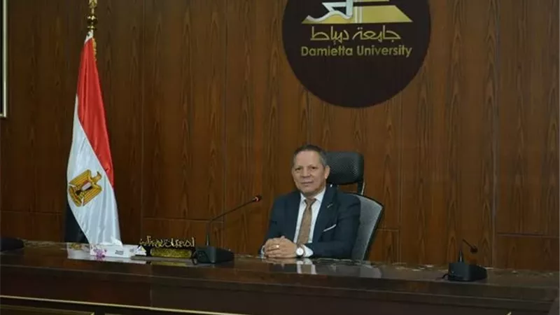 رئيس جامعة دمياط يترأس إجتماع مجلس العمداء