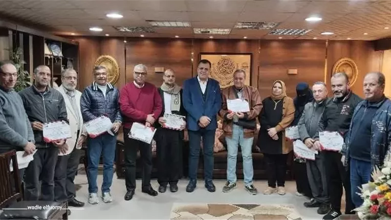 مدير تعليم دمياط يُكرم وحدة اللامركزية لتميزهم في الأداء