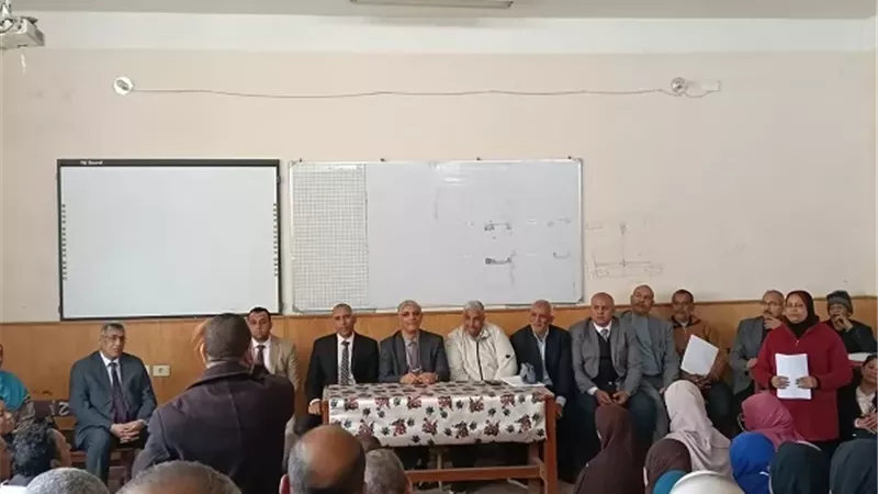وكيل تعليم قنا يتابع مقابلات المشاركين في امتحانات الدبلومات الفنية