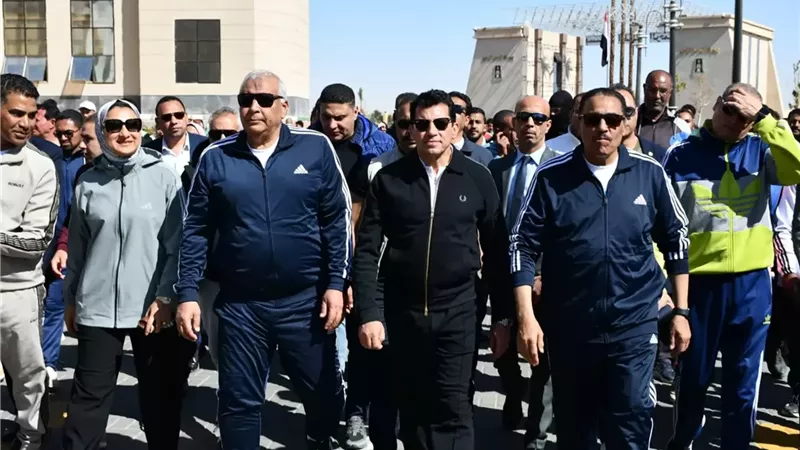 وزير الشباب ومحافظا الوادي الجديد ومطروح يشهدون مسيرة «صحتك في المشي»