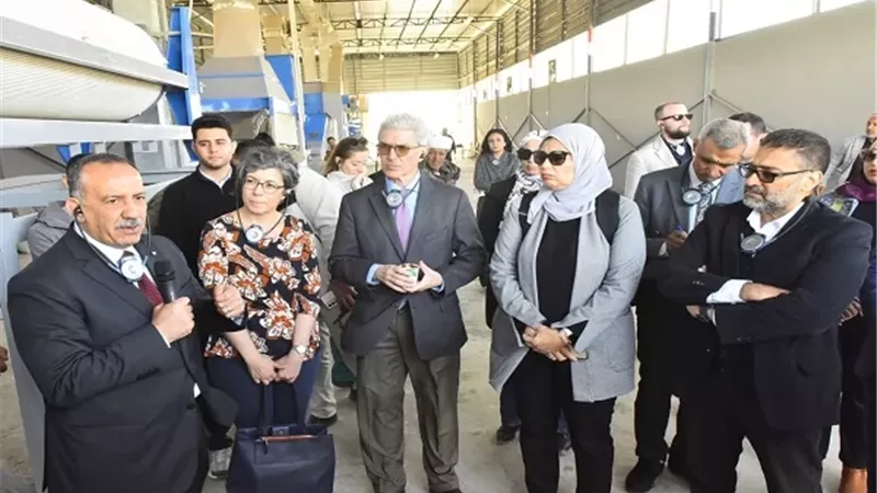 محافظ أسيوط والوفد الأوروبي يتفقدون وحدة تجهيز النباتات الطبية