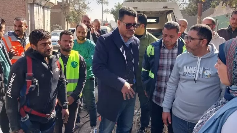 رئيس مياه القليوبية يتفقد هبوطًا أرضيًّا مفاجئًا بمطبق صرف صحي بالخانكة