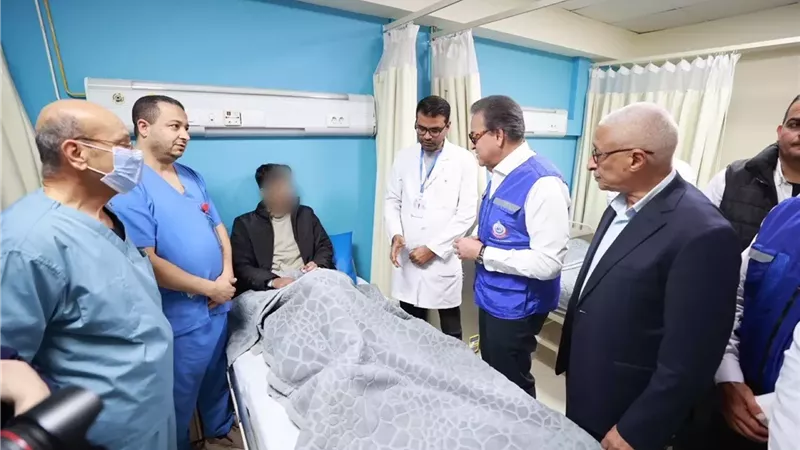 وزير الصحة يتابع استقبال وعلاج المصابين الفلسطينيين بمعبر رفح