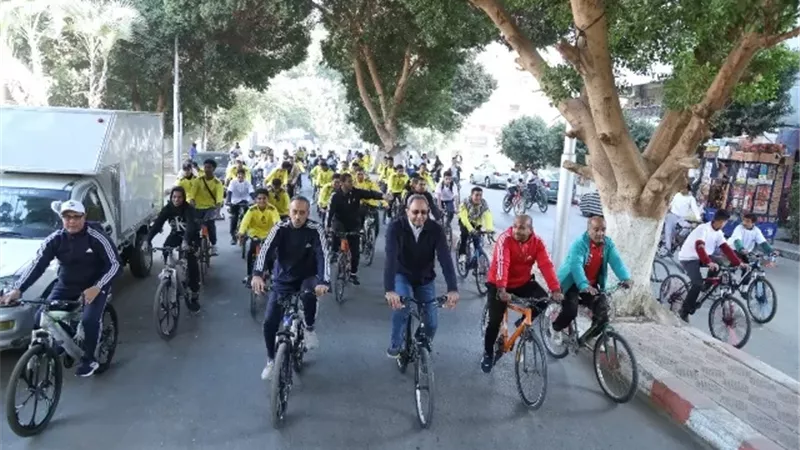 محافظ قنا يشارك في ماراثون الدراجات ضمن مبادرة