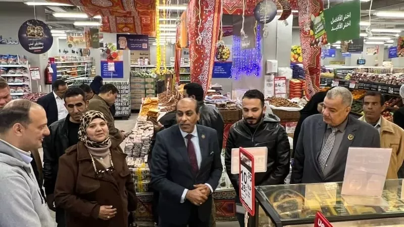 وكيل التموين بالقليوبية يتفقد معرض 