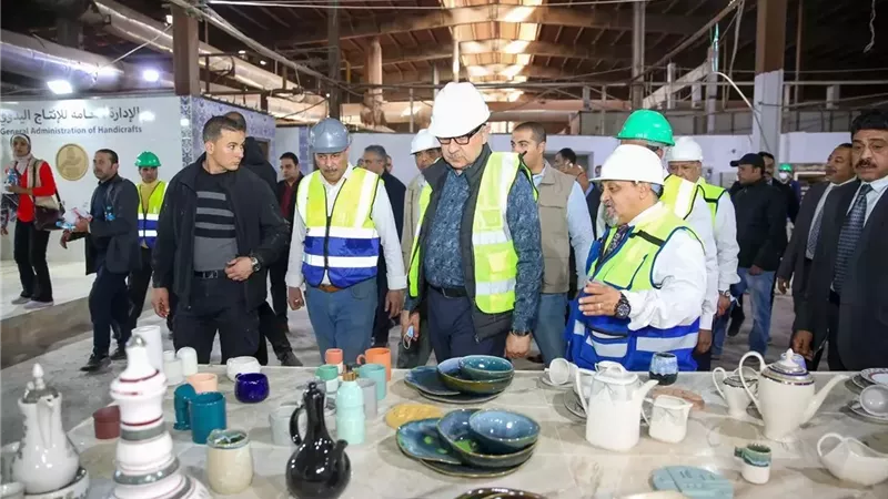 وزير قطاع الأعمال يتفقد شركة شيني ويشدد على تطوير الإنتاج