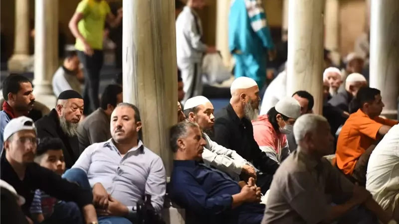 بيان حكم تأخير صلاة الجمعة عن أول وقتها لاجتماع المصلين