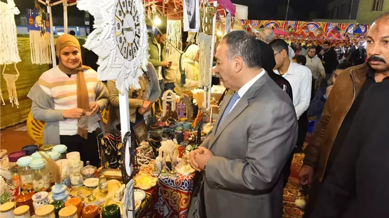 محافظ أسيوط يتفقد معرضًا للمنتجات والسلع المتنوعة..صور