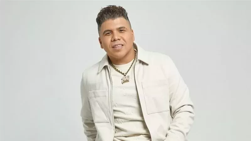 عمر كمال يطلب الدعاء لوالدته