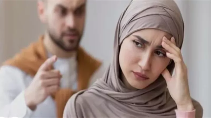 حدود حق العاقد في مطالبة زوجته بالصلاة والحجاب وهي عند أهلها