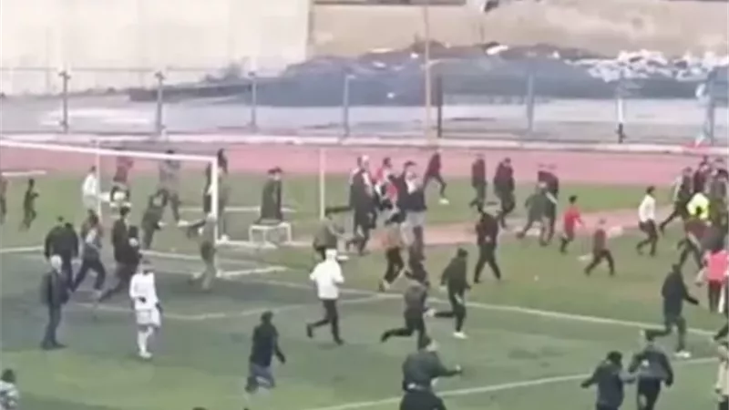 اعتداء علي الحكم.. مشاجرات بين الجماهير.. في الدوري السوري