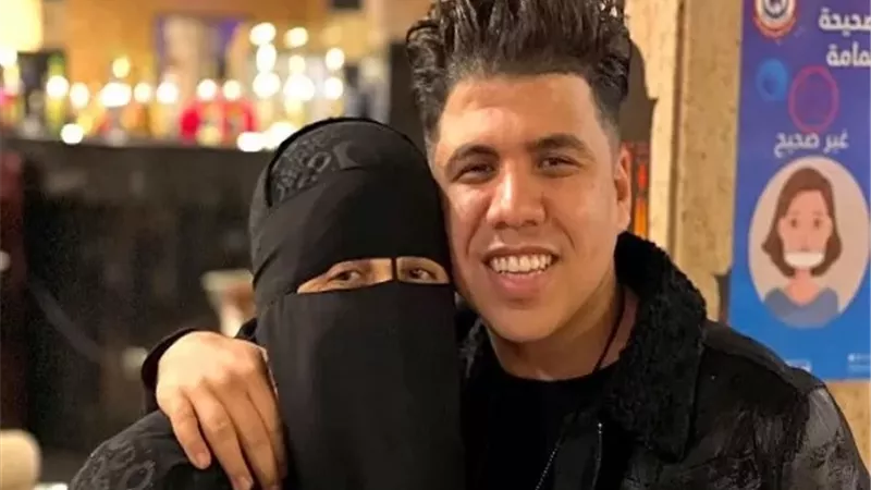 عمر كمال يطالب جمهوره بالدعاء لوالدته