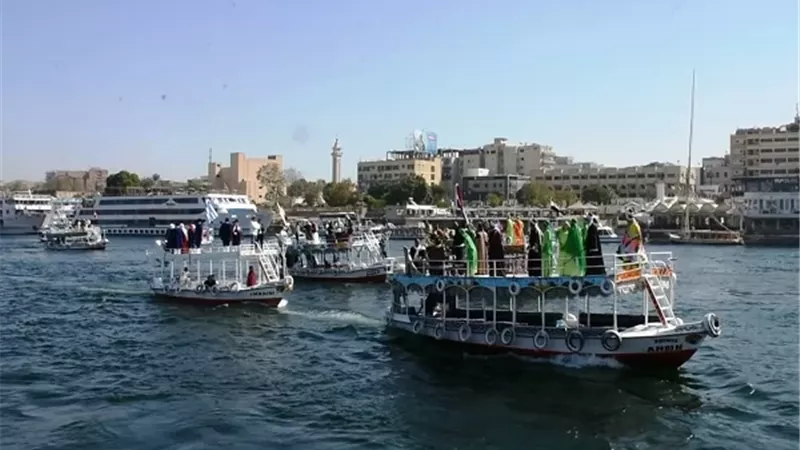 على صفحة نهر النيل الخالد عروض ديفيلية للمراكب الشراعية واللنشات
