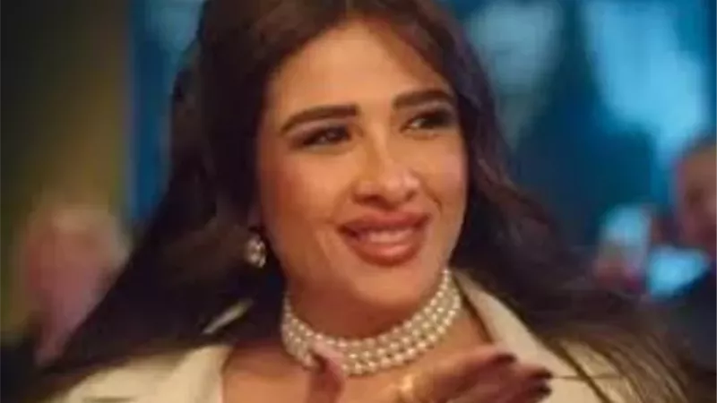منشور غريب من ياسمين عبد العزيز.. 