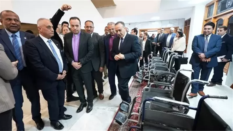 محافظ أسيوط يتسلم 30 كرسيًا متحركًا لمدارس التربية الفكرية