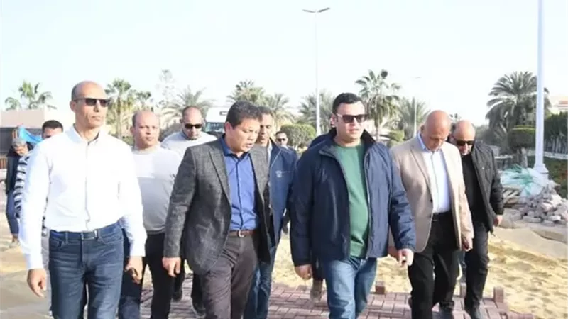 وزير الإسكان يتفقد الشاليهات والفيلات بمشروع 
