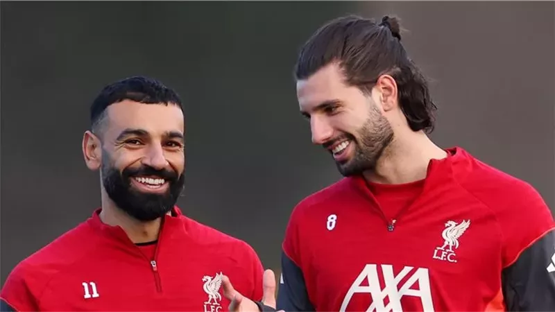 لاعب ليفربول يطالب بالتساوي مع راتب محمد صلاح لتجديد عقده