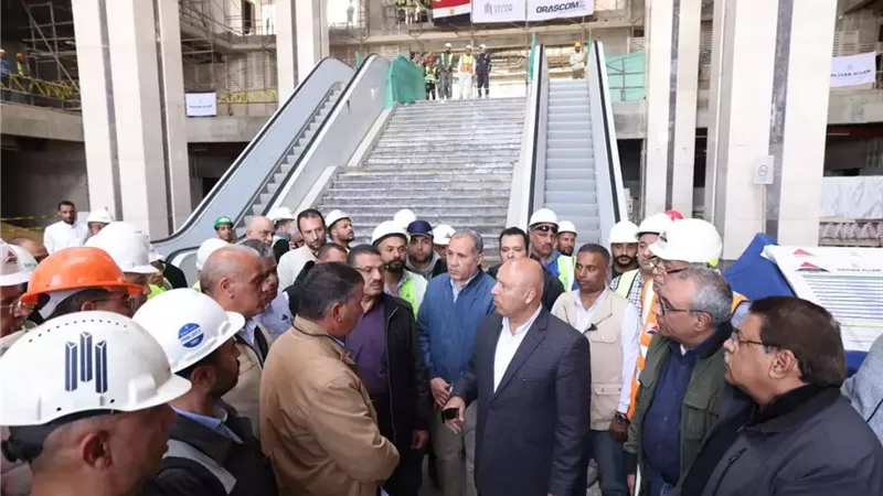 الوزير يتفقد مواقع العمل بالخط الأول من شبكة القطار الكهربائي