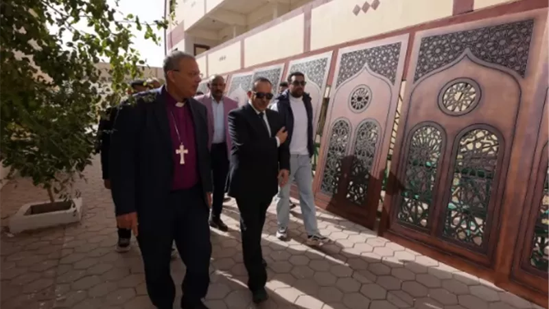 محافظ أسيوط ورئيس الطائفة الإنجيلية يتفقدان مركز الحرف اليدوية