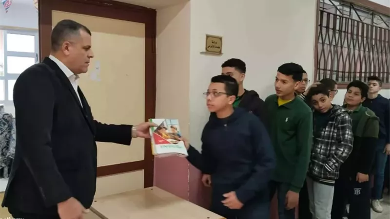 وكيل تعليم دمياط يوزع الكتب بنفسه على طلاب المدارس