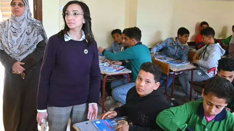 عازر تفاجئ مدرسة يوسف كمال بشبراخيت وتُشيد بانتظام الدراسة