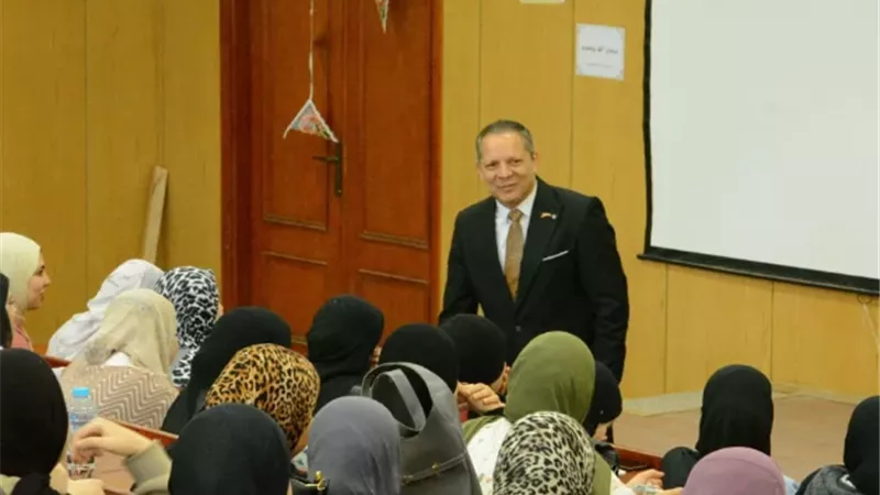 رئيس جامعة دمياط يتفقد المدرجات والقاعات الدراسية بالكليات