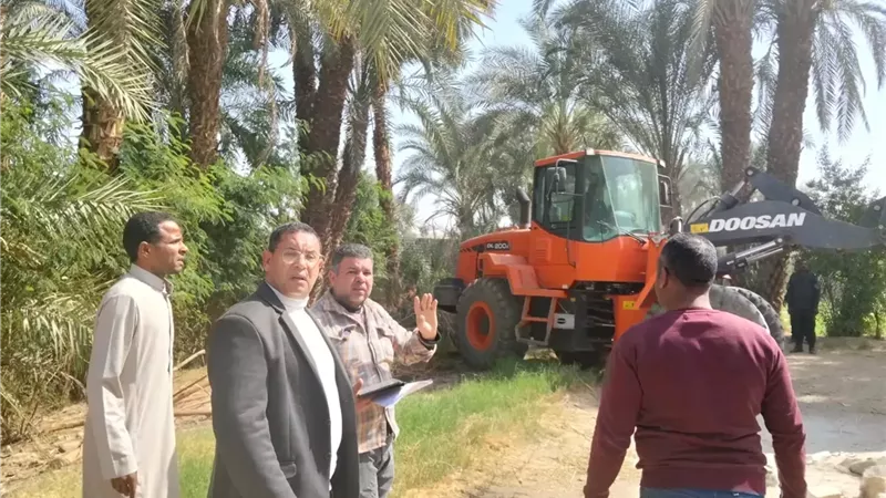 سكرتير مساعد الأقصر يقود حملة ازالات مكبرة بمدينة الطود