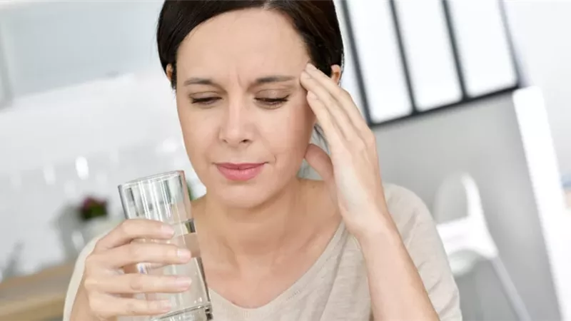 كيف يساهم شرب الماء في علاج الصداع المزمن؟