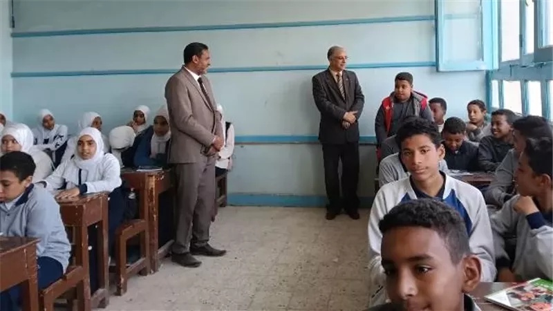 وكيل تعليم قنا يوجه بسرعة تسليم الكتب للطلاب دون ربطها بالمصروفات