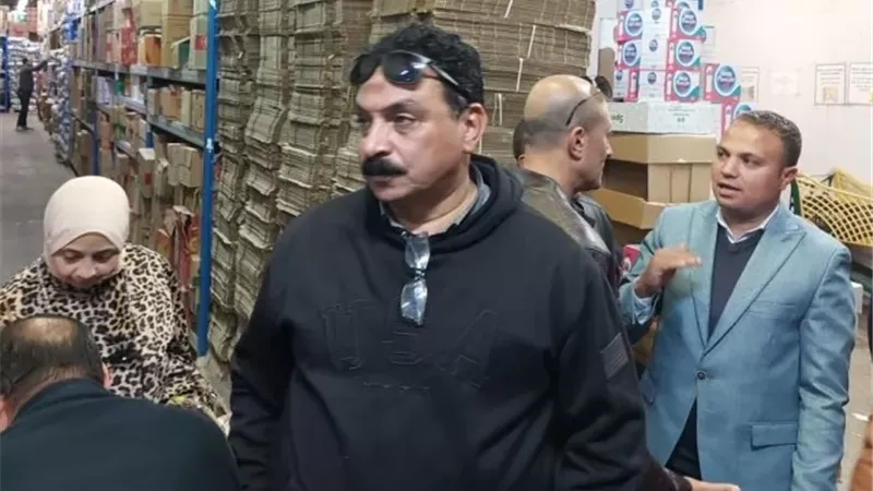 رئيس جهاز الشيخ زايد يشن حملات مفاجئة على الأسواق والمحلات.. بالصور