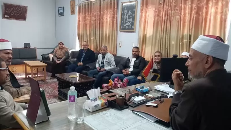 رئيس المنطقة يواصل اجتماعاته استعدادًا للفصل الدراسي الثاني