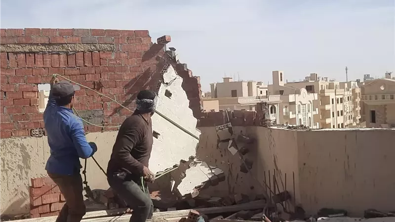 حملة إشغالات وإزالة مخالفات بناء بالقاهرة الجديدة .. صور