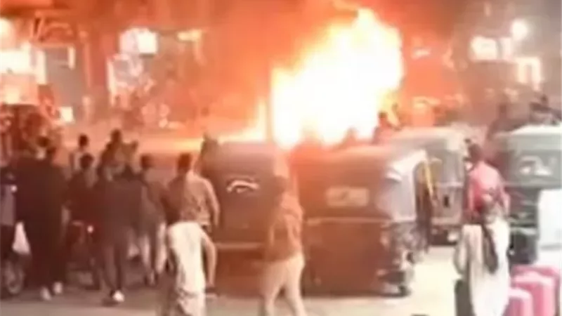 قوات الحماية المدنية تسيطر عل حريق بموقع بيع بنزين عشوائي فى فيصل
