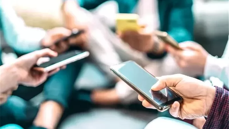 الإدمان الرقمي تحت المجهر عيادات للعلاج وتحذير ديني من الإفراط