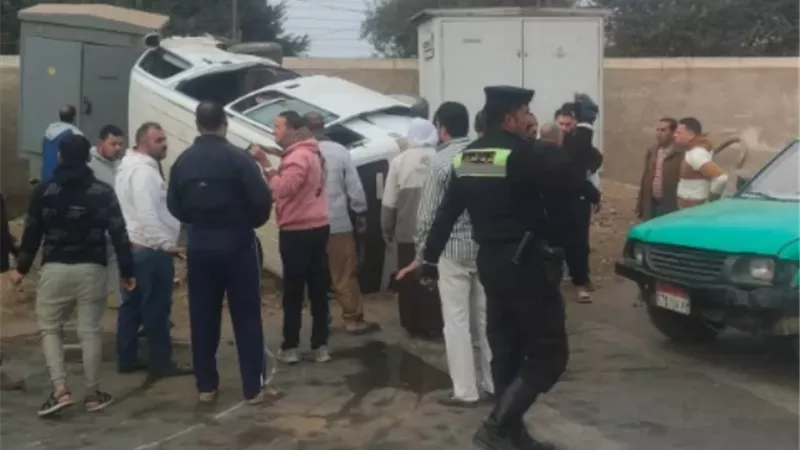 انقلاب سيارة أجرة أمام محطة كهرباء شبين الكوم