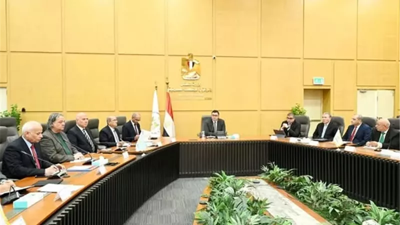 الشربيني يوجه بتعظيم الإيرادات واعتماد المنتج المحلي لتحسين الخدمات