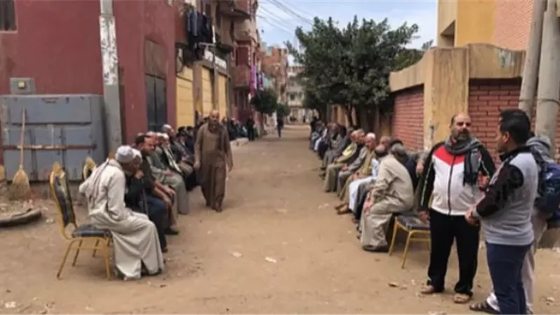 والد محمد صلاح يستقبل المعزين فى وفاة جده بنجريج