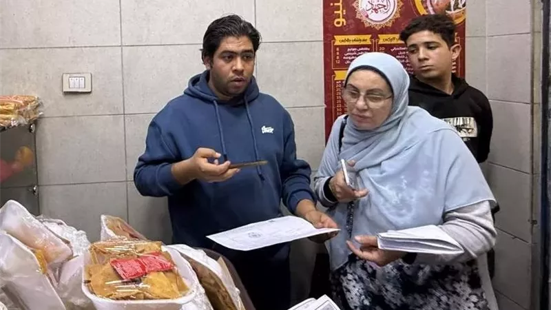 حملة مكثفة بحي المنتزه لضبط الأسواق استعدادا لشهر رمضان الكريم
