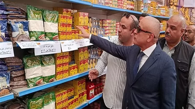عمارة يفتتح معرض «أهلاً رمضان» أمام محطة قطار الأقصر