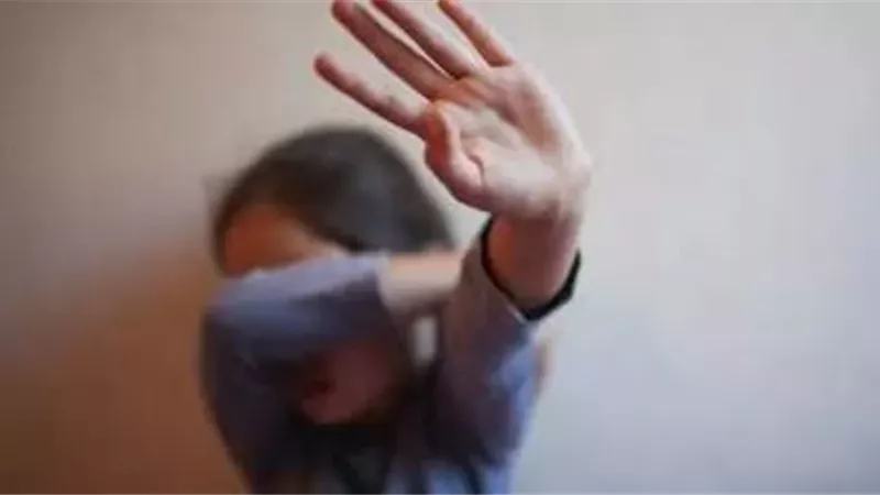 عاطل يعذب ابنته ويحرقها بالاشتراك مع زوجته