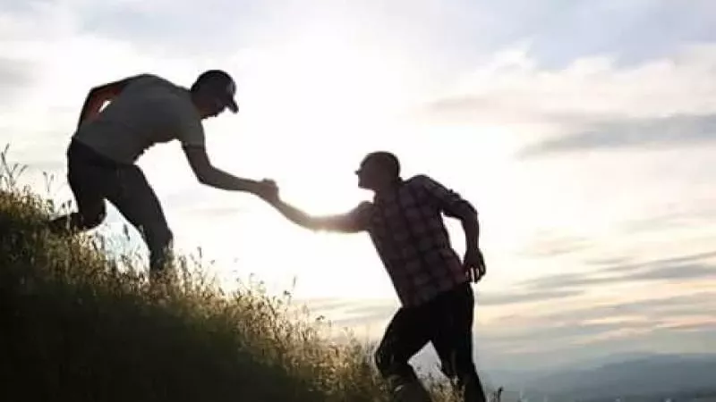 الأزهر يبين كيف أرشد الإسلام إلى أهمية اختيار الصديق