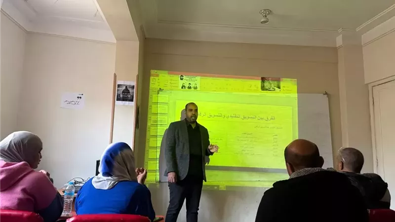 الأقصر.. تدريب 25 شاباً وفتاة على مهارات التسويق الإلكترونى