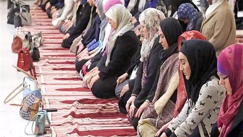 الأزهر يوضح أحكام صلاة الجماعة للنساء